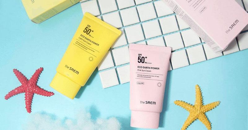 Hình minh họa các địa điểm mua kem chống nắng The Saem chính hãng tại Việt Nam: hình ảnh một cửa hàng mỹ phẩm, logo The Saem Official Store trên sàn thương mại điện tử, hoặc website bán hàng uy tín (ví dụ Mall 1368). Thể hiện sự tin cậy.